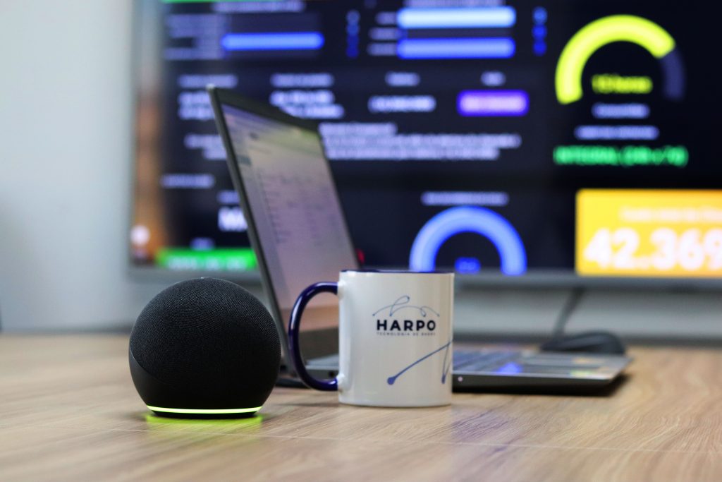detalhe da Alexa com computador e caneca da Harpo